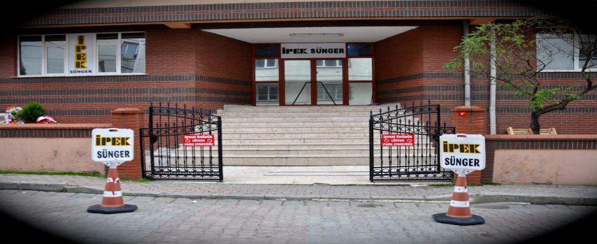İpek Sünger deposunda raflarda bekleyen döşeme malzemeleri